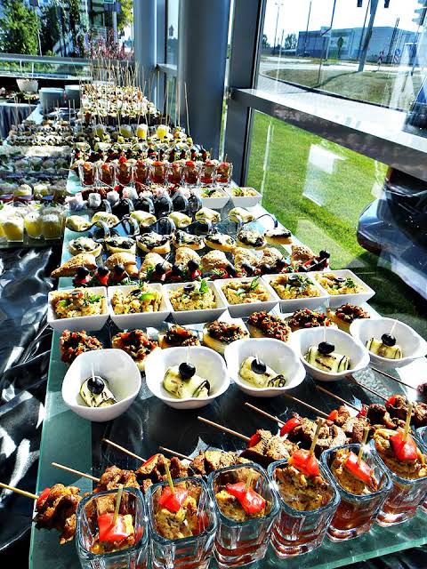 Catering eventowy — kompletny przewodnik (rodzaje, ceny)