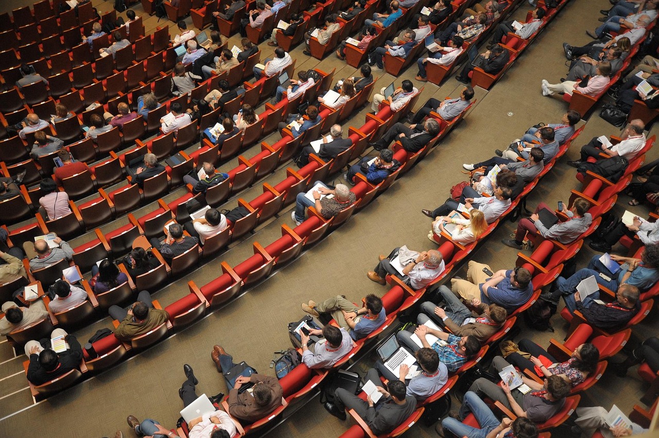 Jak zorganizować konferencję – przewodnik krok po kroku 2026