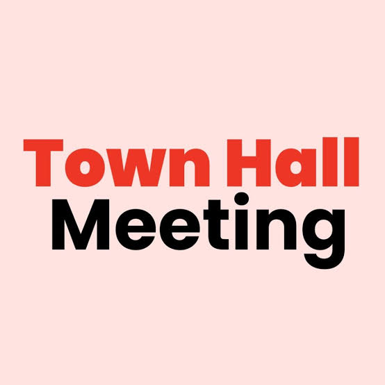 Co to jest town hall? Definicja spotkania firmowego