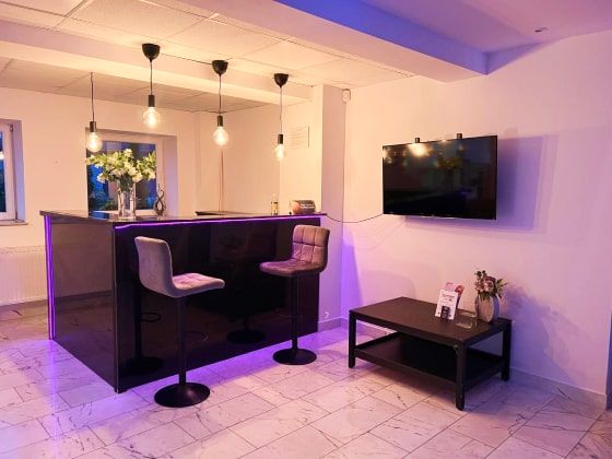 White room+bar