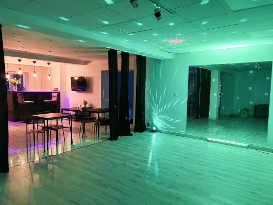 White room+bar