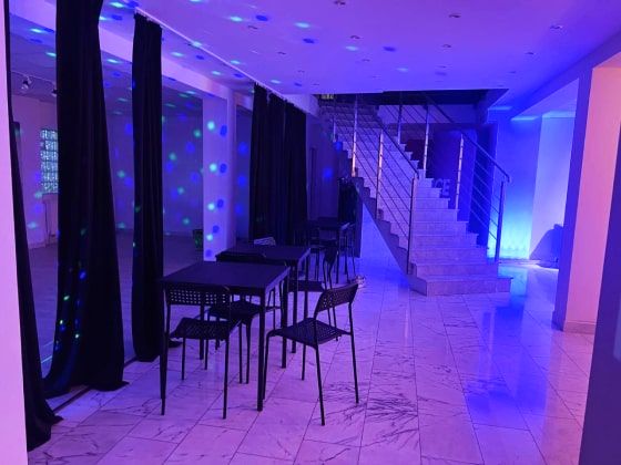 White room+bar