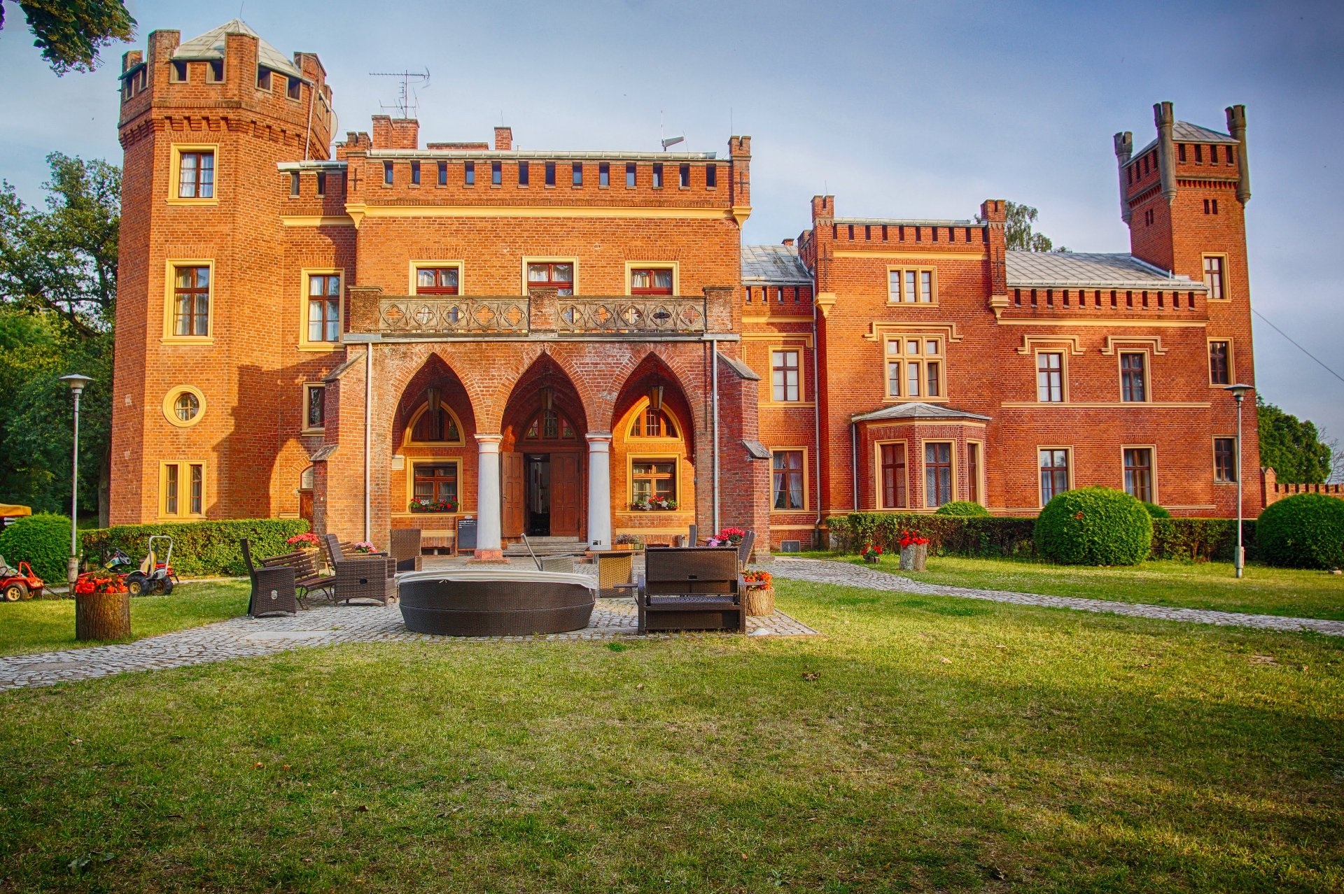 Zamek Karnity — Obiekt Unikatowy w Miłomłyn