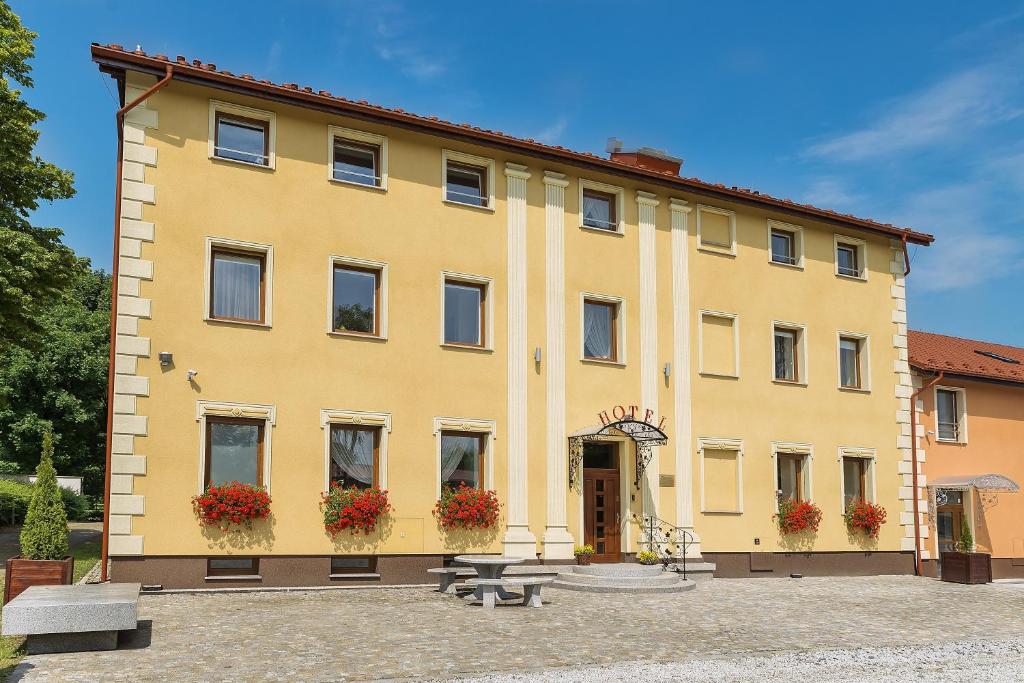Hotel i Restauracja Brochów — Conference Hotel w Wroclaw