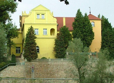 Zamek Rogów - Zespół parkowo-zamkowy w Rogowie Opolskim — Obiekt Unikatowy w Rogów Opolski